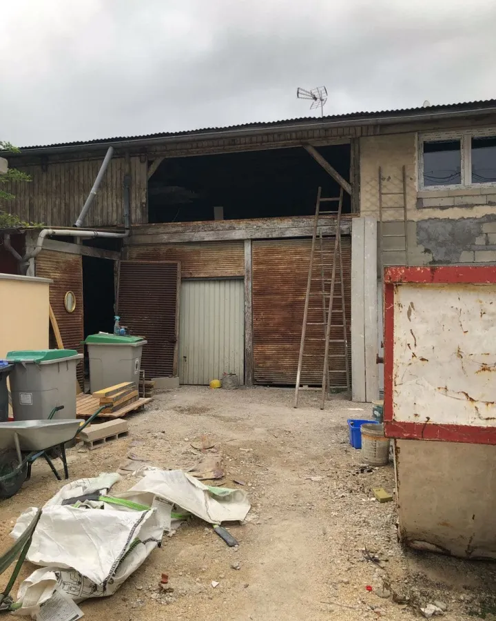Ancien atelier avant réhabilitation, vu depuis la cour