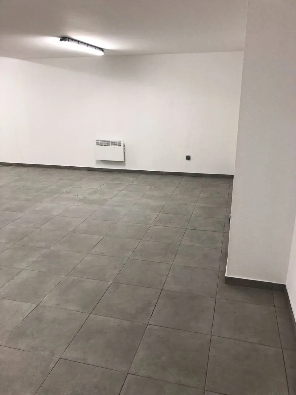 Espace de bureau lumineux au sol carrelé