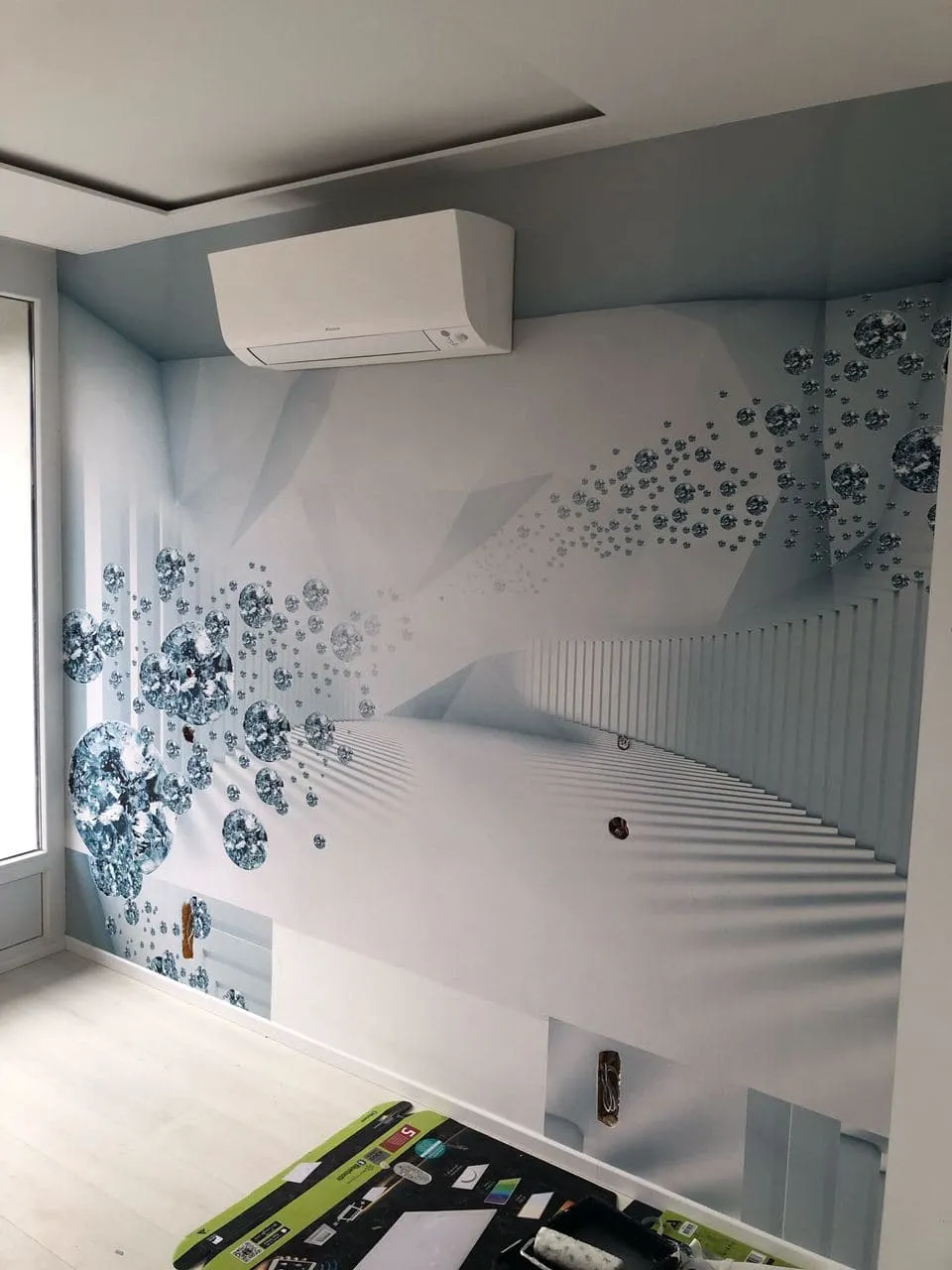 Chambre avec papier peint panoramique et climatisation murale