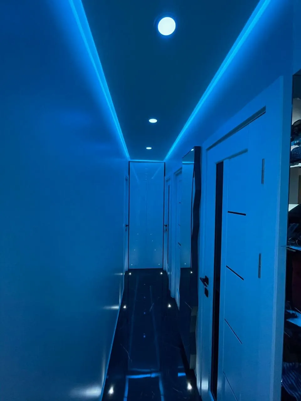 Couloir rénové avec plafond tendu et éclairage LED indirect
