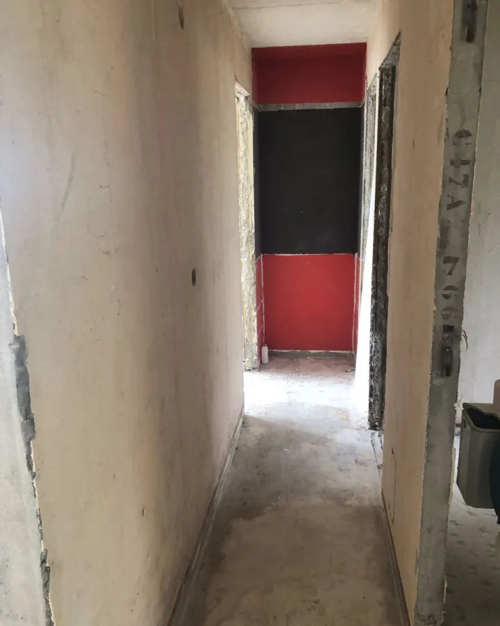 Couloir d’appartement avant rénovation