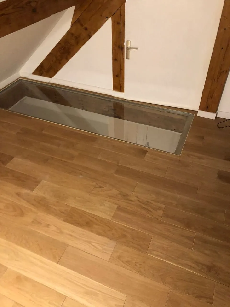 Dalle de verre intégrée au parquet pour amener la lumière