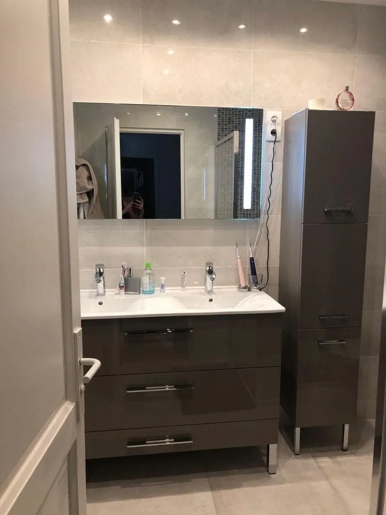 Salle de bain avec double vasque et miroir LED
