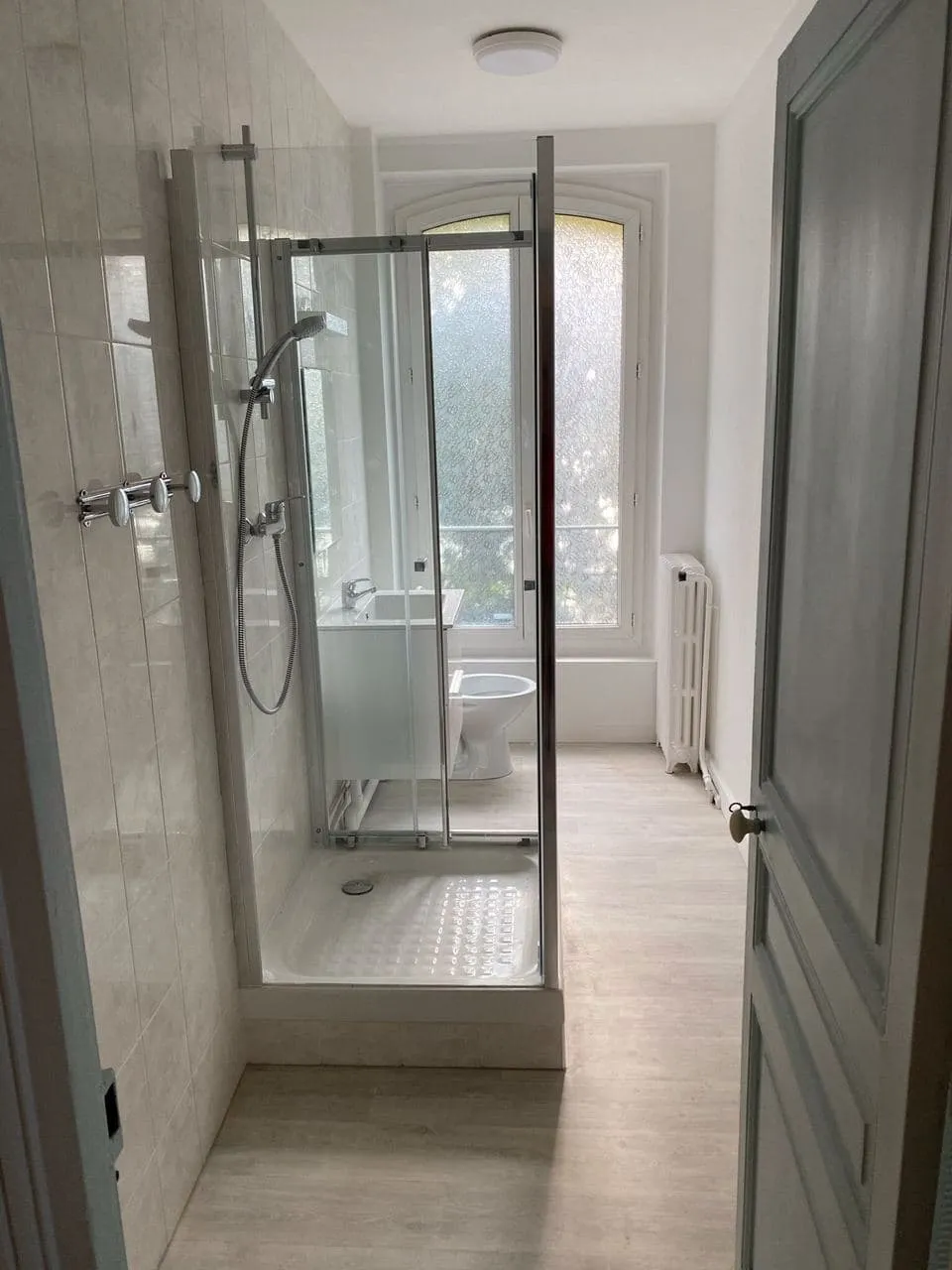Douche à l’italienne avec paroi vitrée et fenêtre