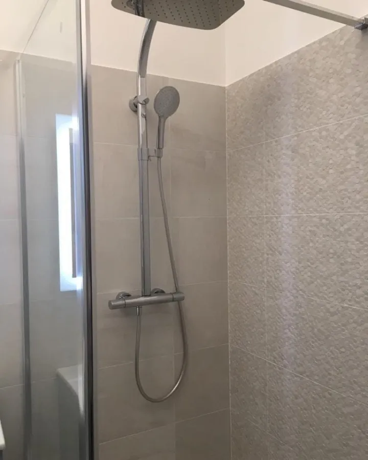 Douche avec colonne thermostatique et paroi vitrée