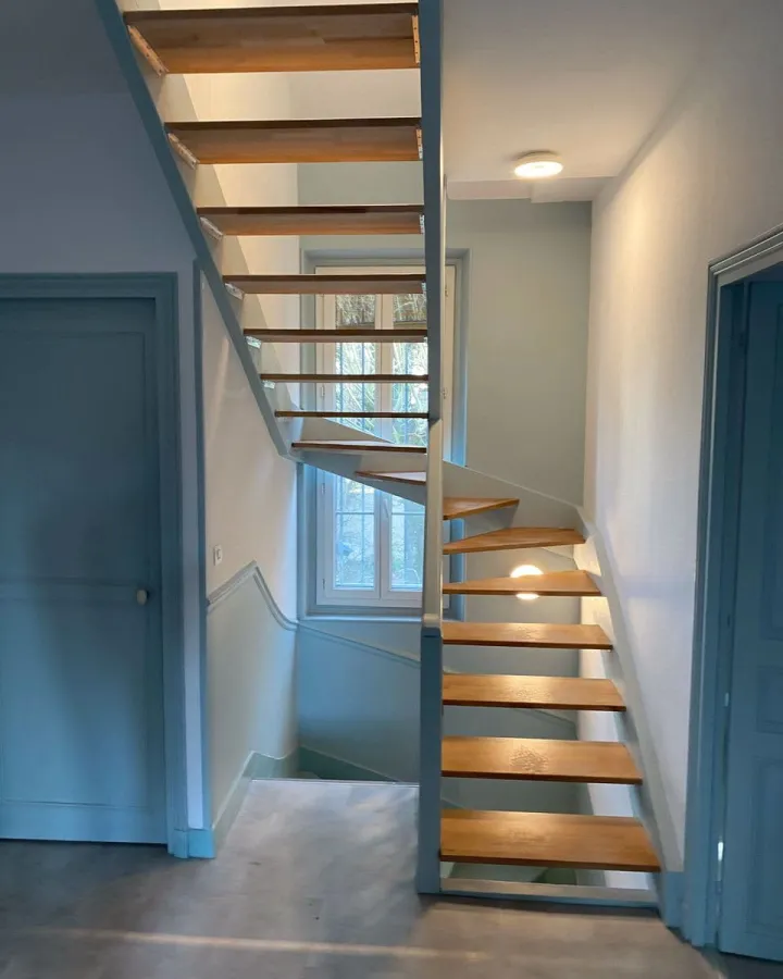 Escalier à marches bois et garde-corps blanc