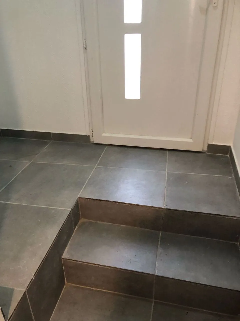 Escalier carrelé terminé avec éclairage de marche