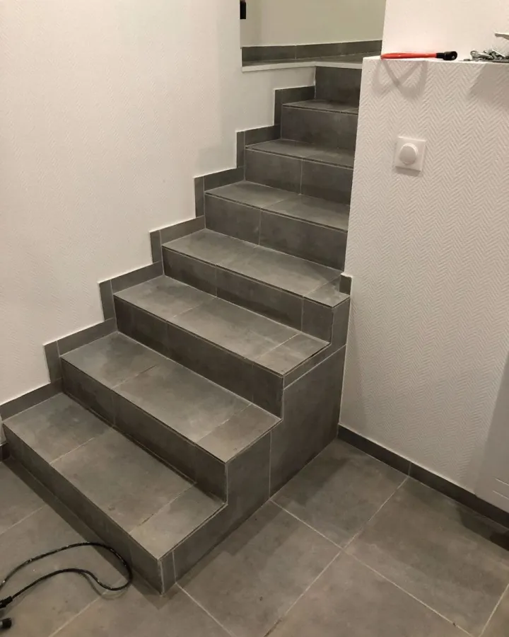 Escalier carrelé en cours de finition, marches protégées