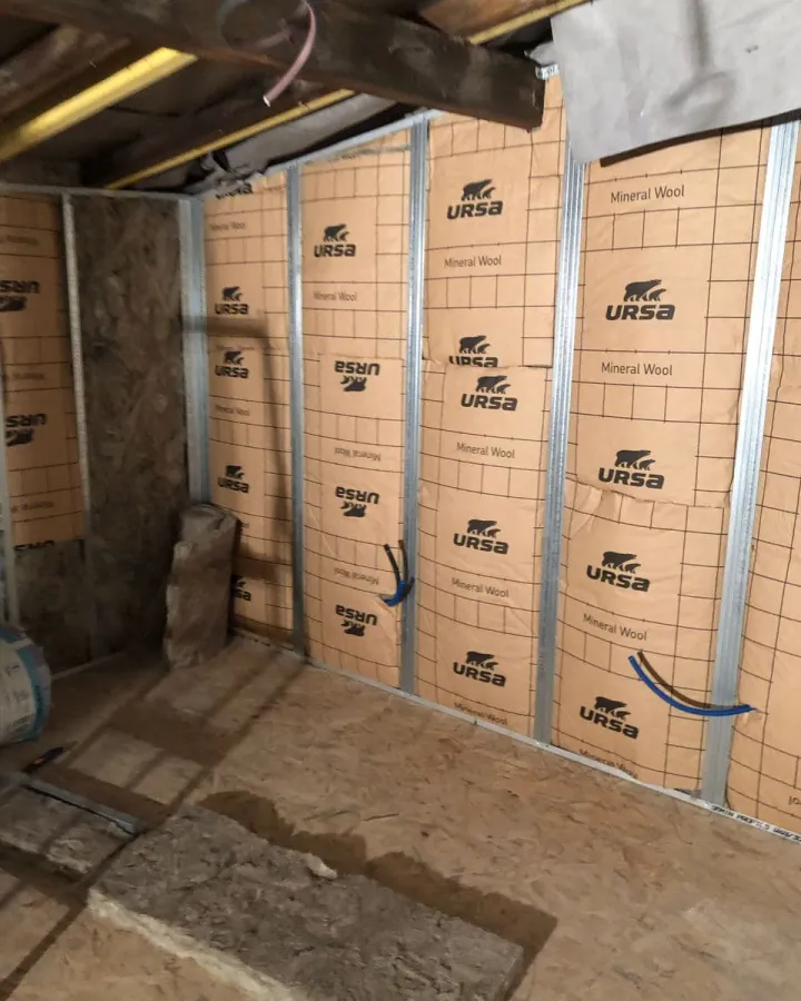 Ossature métallique et isolation des murs pendant le chantier