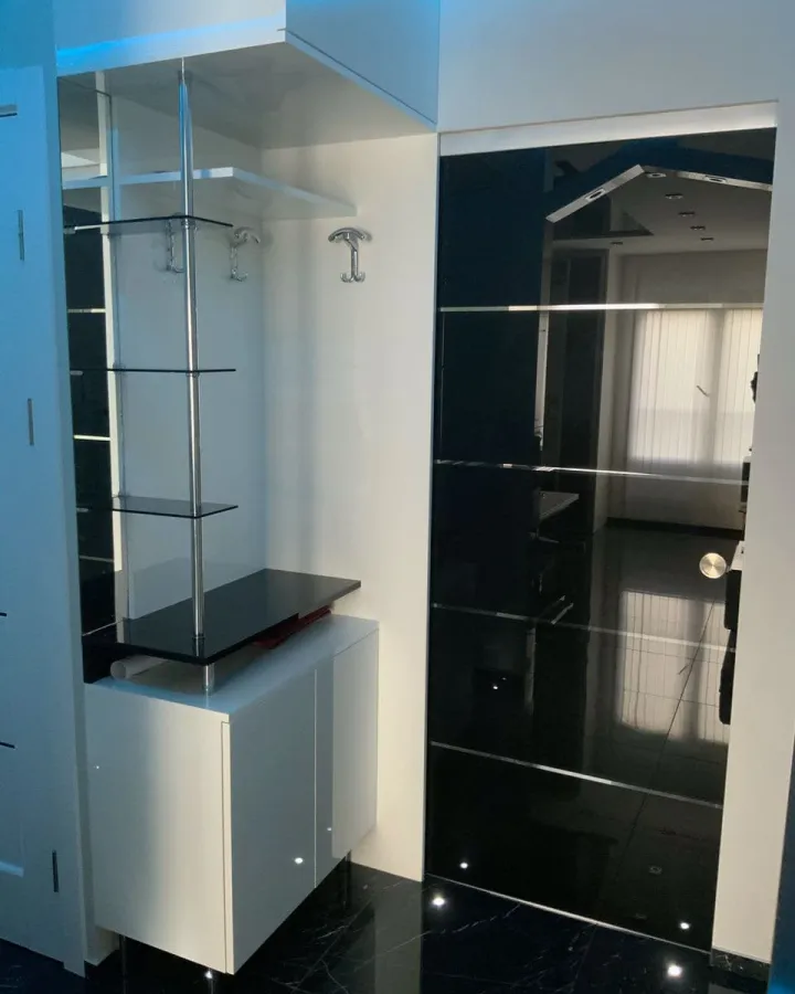 Meuble d’entrée sur mesure et porte coulissante en verre