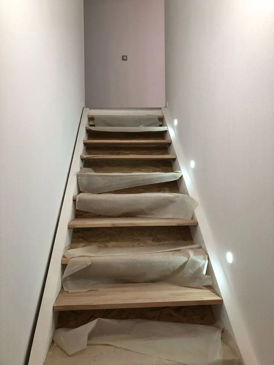 Pièce réhabilitée, murs blancs et carrelage grand format