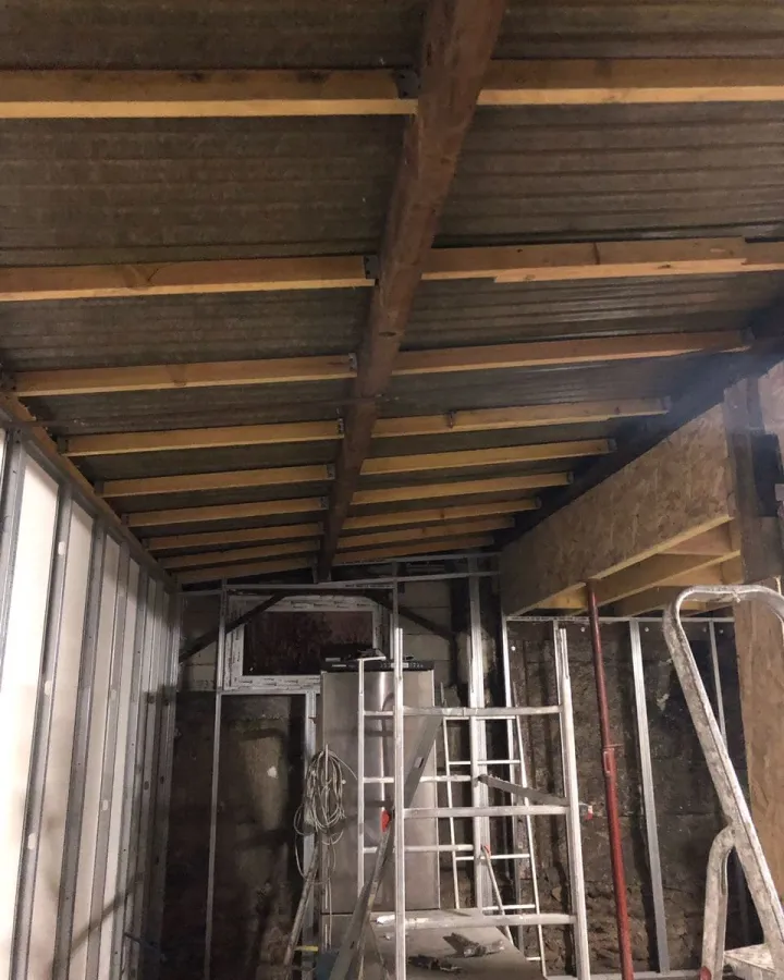Toiture et plancher de l’atelier avant travaux