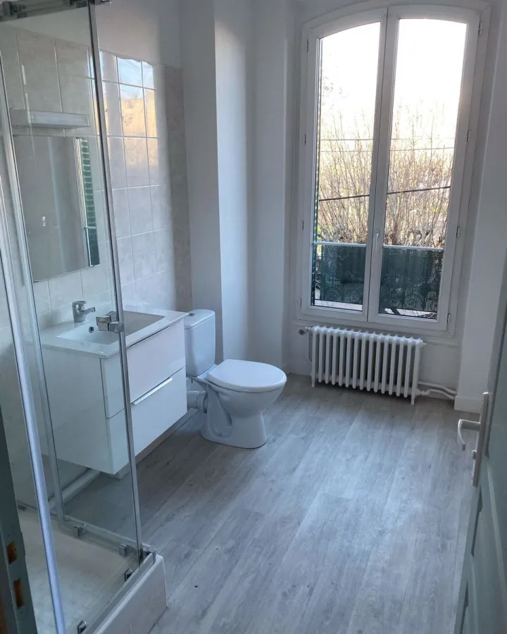 Salle d’eau complète avec douche, vasque et WC
