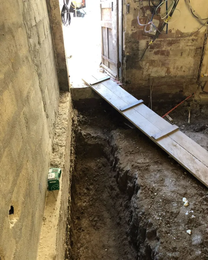 Création des réseaux en tranchée le long du bâtiment